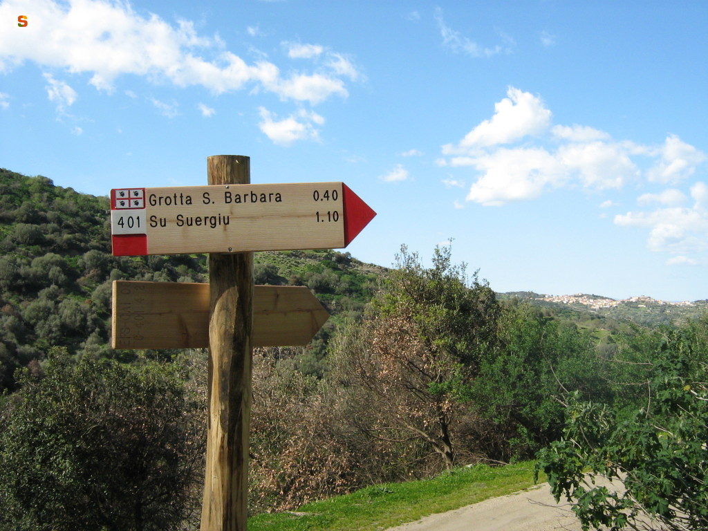 Villasalto, frecce segnavia lungo il sentiero C-401