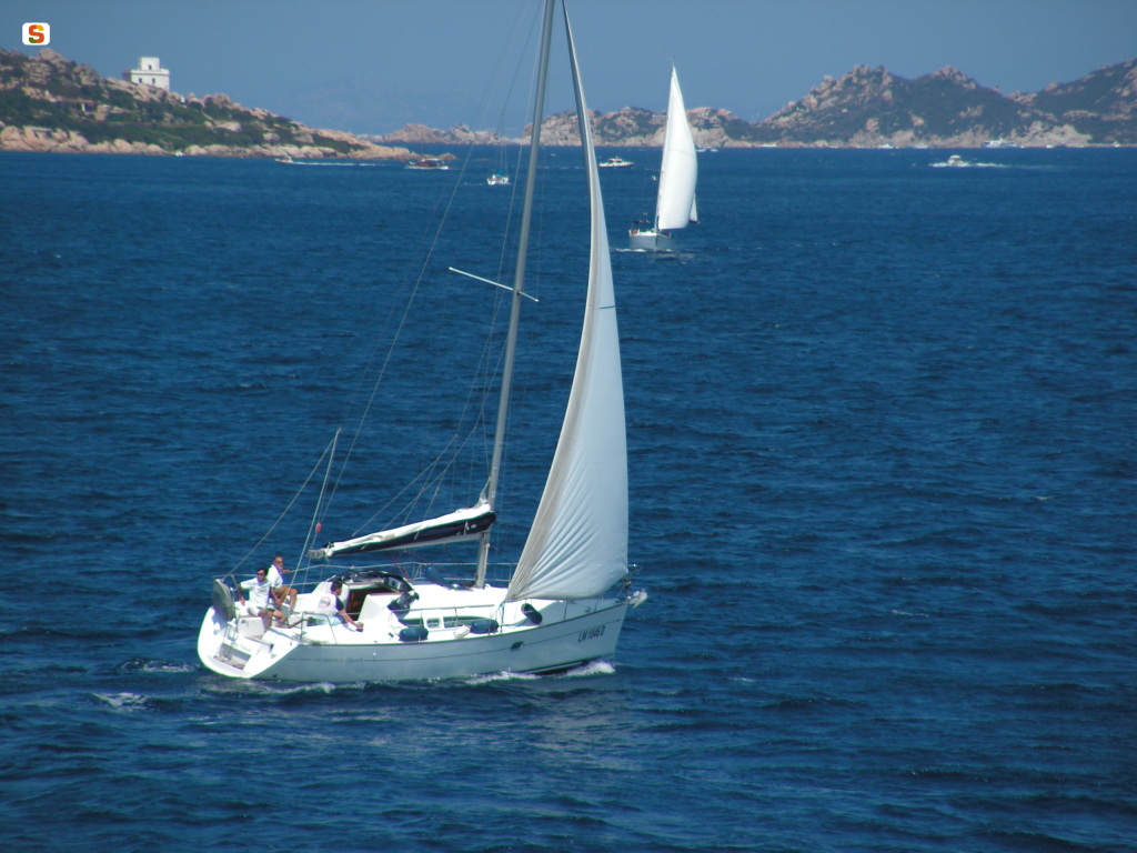 Regata in barca a vela nell'arcipelago della Maddalena