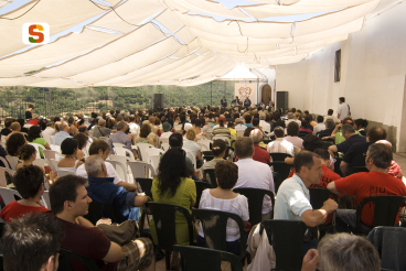 Il pubblico in piazza sant'Antioco Festival Letterario della Sardegna L'isola delle storie 4° edizione
