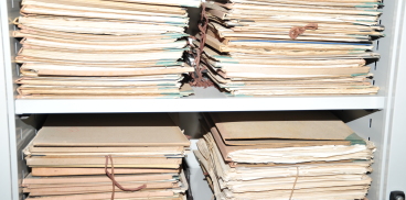 Fascicoli e documenti disposti su scaffalatura