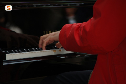 le mani del pianista dado moroni mentre suona a foreste aperte [480x321]