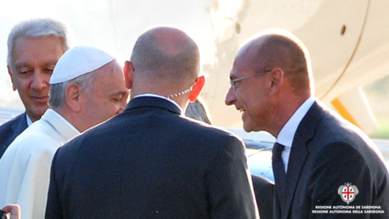 Papa Francesco saluta il presidente Cappellacci