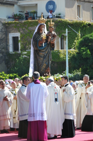 Papa Francesco ai piedi della Vergine di Bonaria [318x480]