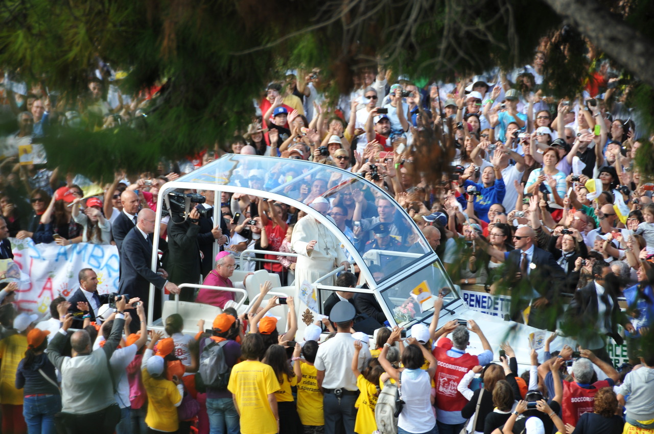 Papa Francesco tra la folla a Bonaria