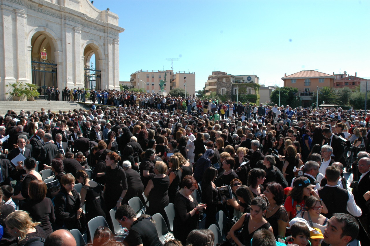 La folla a Bonaria per la visita di Papa Francesco