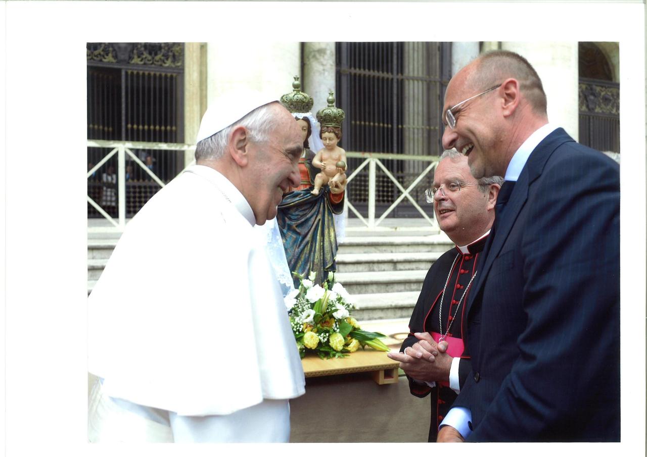 Roma, Papa Francesco e il presidente Cappellacci con la statua della Madonna di Bonaria