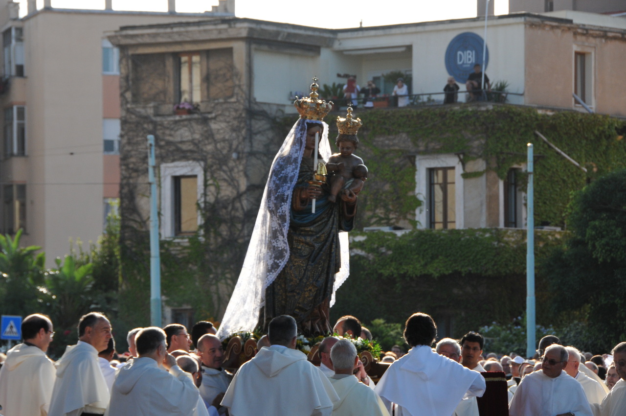 I padri mercedari posizionano il simulacro della Madonna di Bonaria