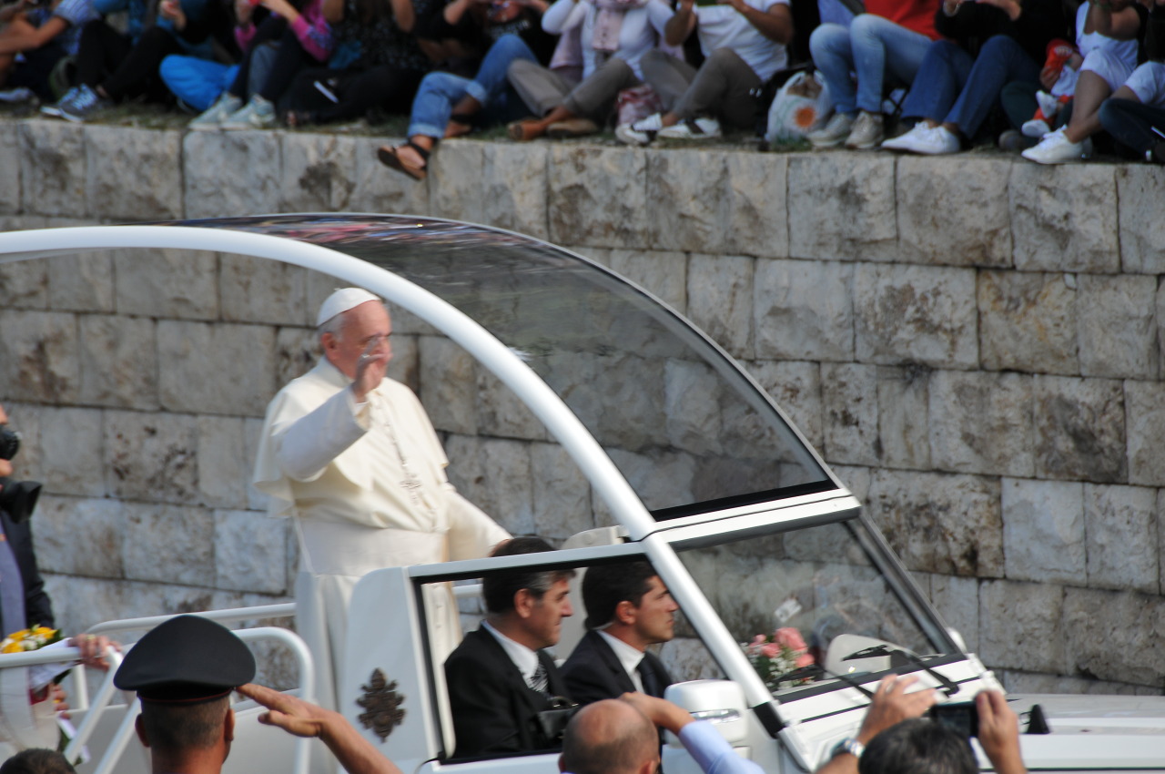 Papa Francesco sale al Santuario di N. S. di Bonaria