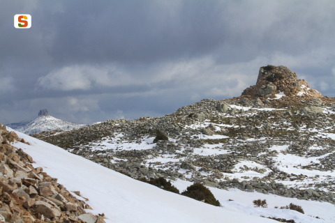 Panorama del Nuraghe Ruinas e di Perda 'e Liana con la neve [480x320]