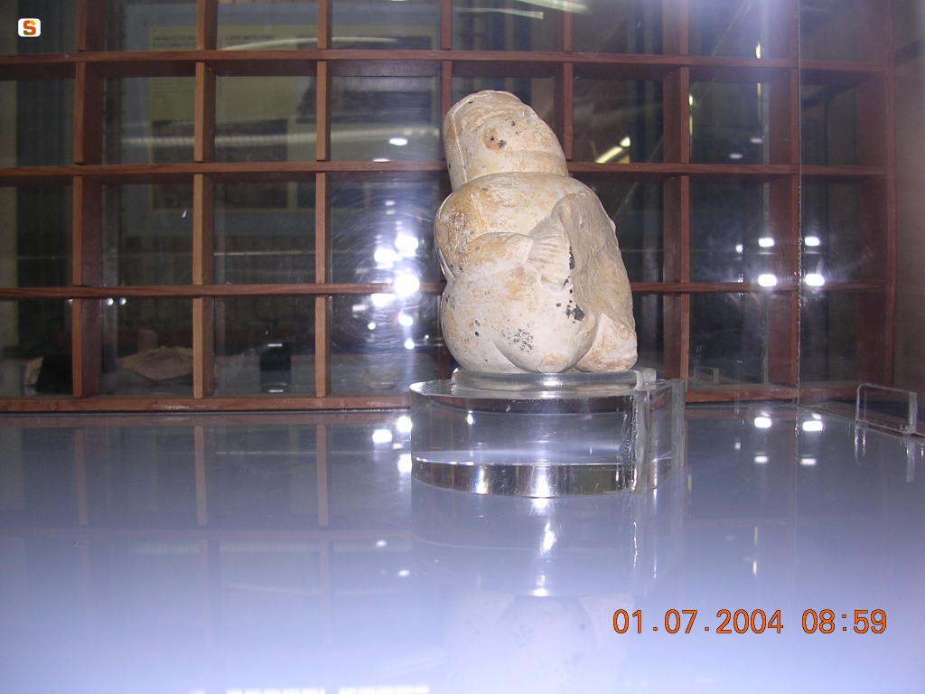 Perfugas, Civico Museo Archeologico e Paleobotanico: statuina di dea madre