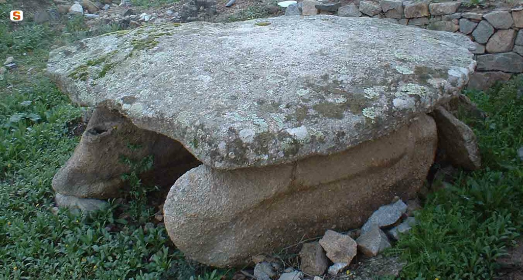 Luras, dolmen Alzoledda