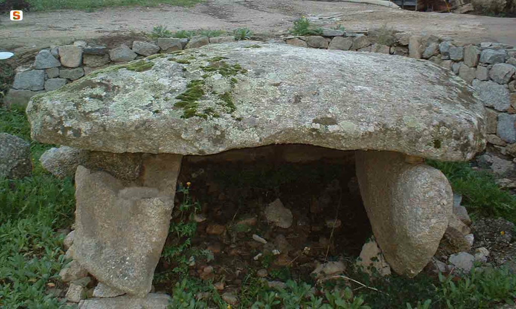 Luras, dolmen Alzoledda