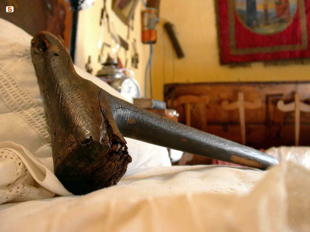 Luras, Museo etnografico Galluras: Il martello della "femina agabbadora"