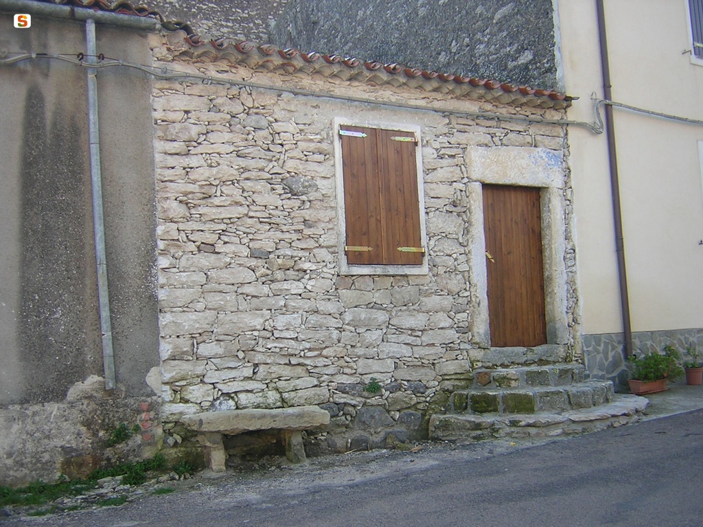Cossoine, abitazione del centro storico realizzata con muro a secco