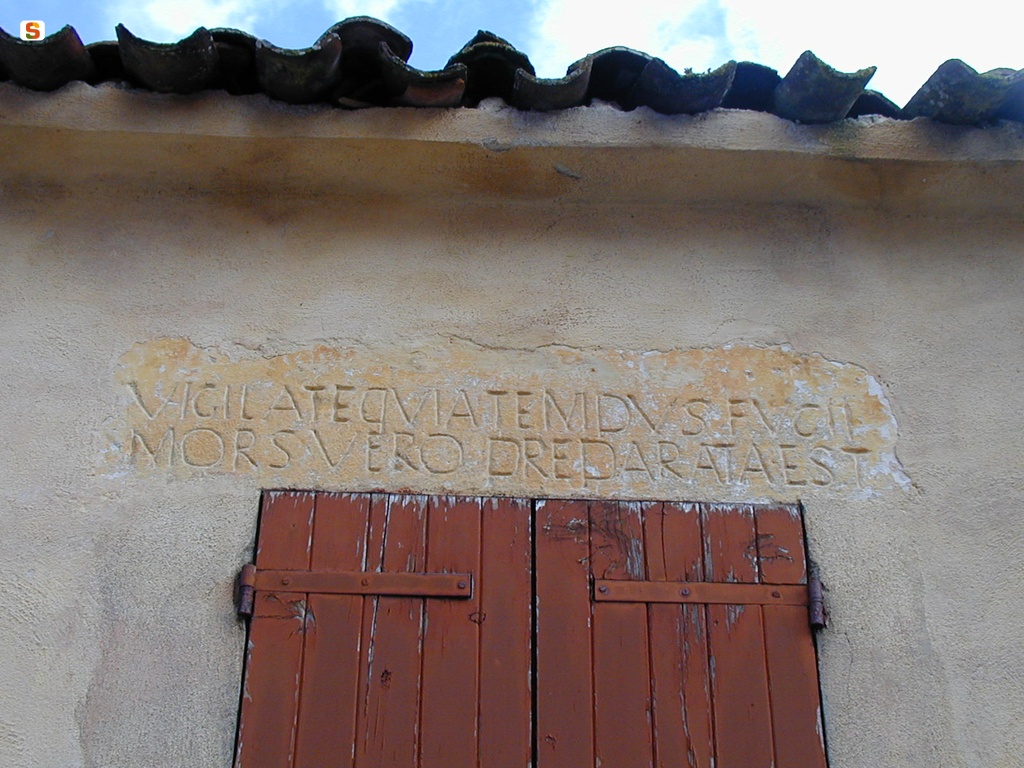 Cossoine, iscrizione latina in un'abitazione del centro storico