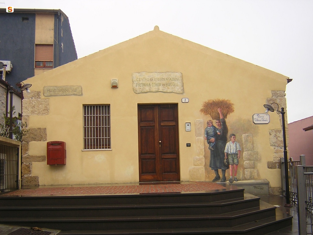 Cossoine, murale all'ingresso del centro documentazione