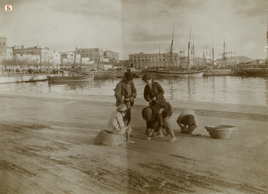 Cagliari, "piccioccheddus de crobi" nella banchina del porto