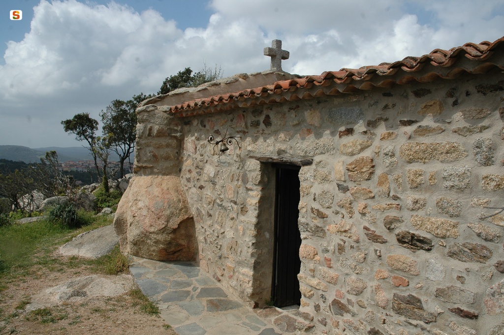 Luogosanto, ingresso laterale della chiesa di San Trano