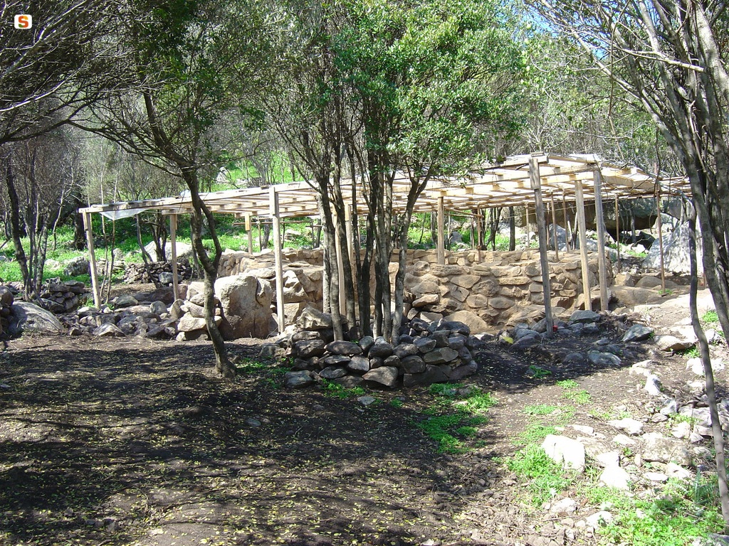 Luogosanto, villaggio di Santu Juanni: capanna nuragica