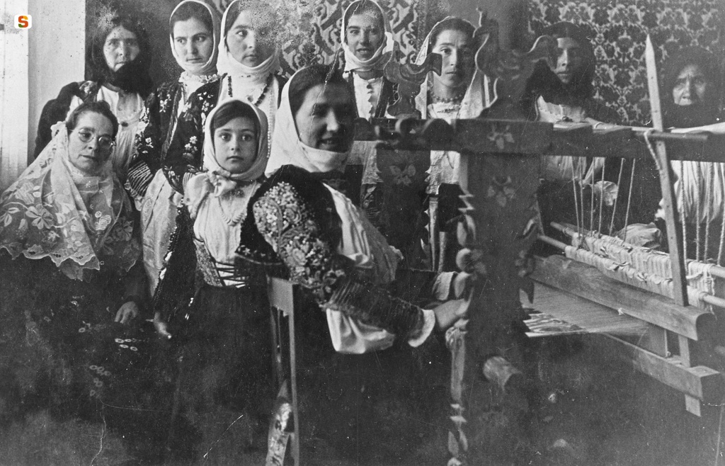 Donne del paese alla mostra del tessuto sardo a Sassari