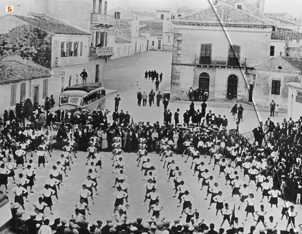 Esercitazione di balilla in Piazza Maggiore 1940
