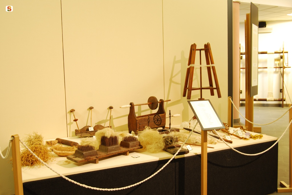Samugheo, Museo dell'Arte Tessile Sarda: strumenti per la lavorazione della lana