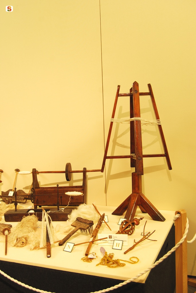 Samugheo, Museo dell'Arte Tessile Sarda: strumenti per la lavorazione della lana