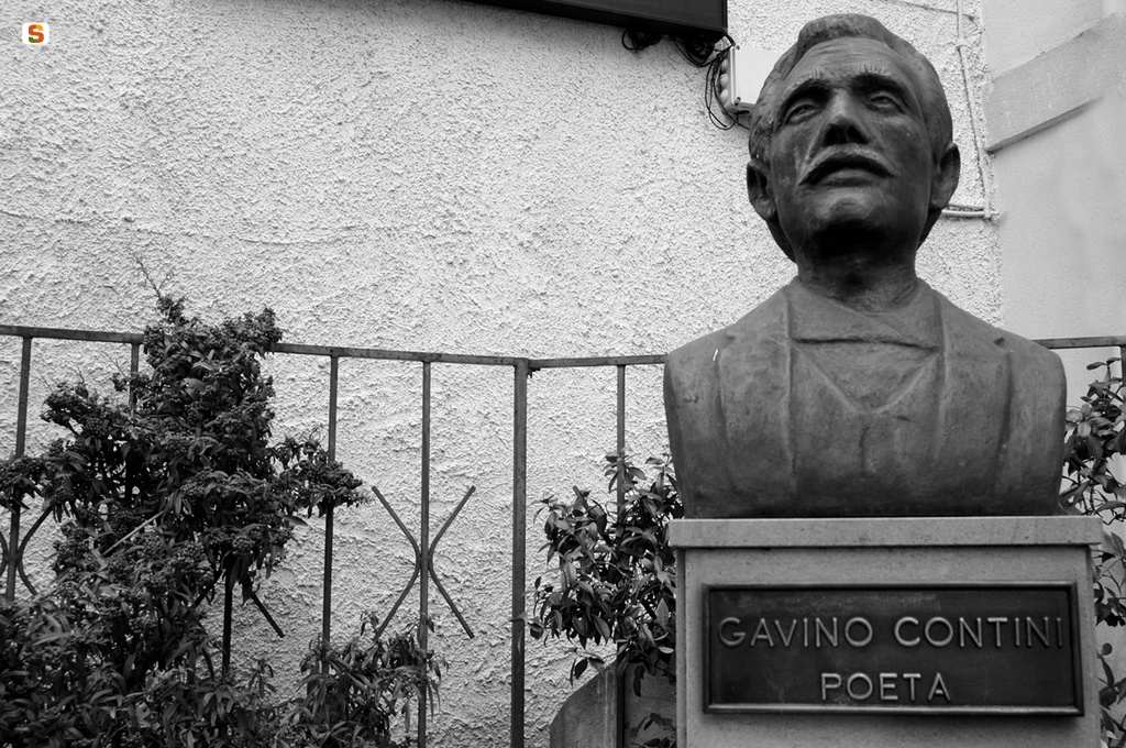 Siligo, il busto del poeta Gavino Contini