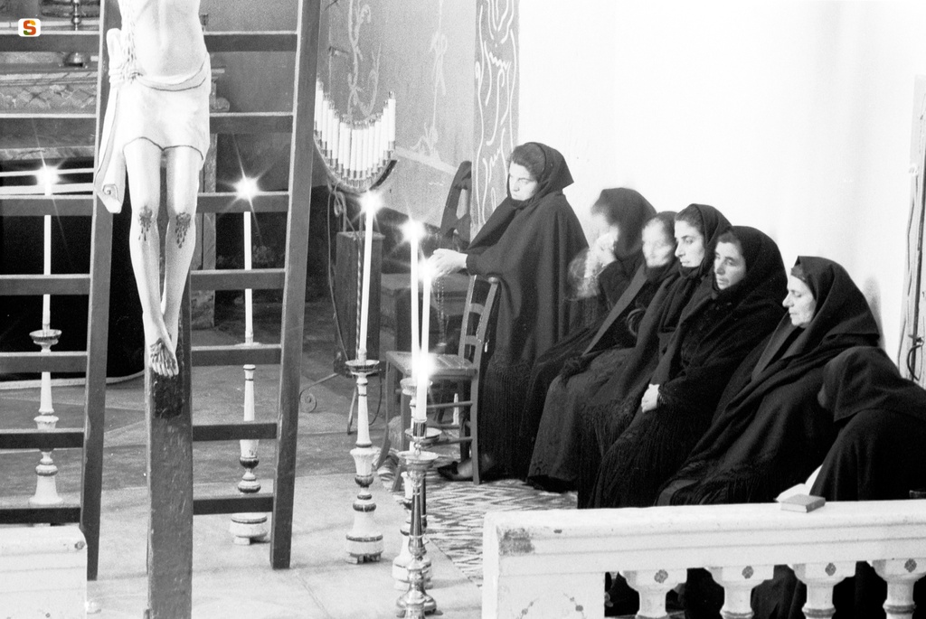 Donne nella chiesa di Santa Rughe per il Venerdì Santo