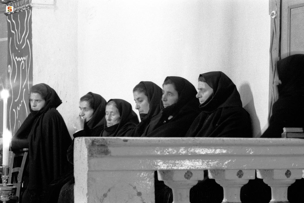 Donne nella chiesa di Santa Rughe per il Venerdì Santo