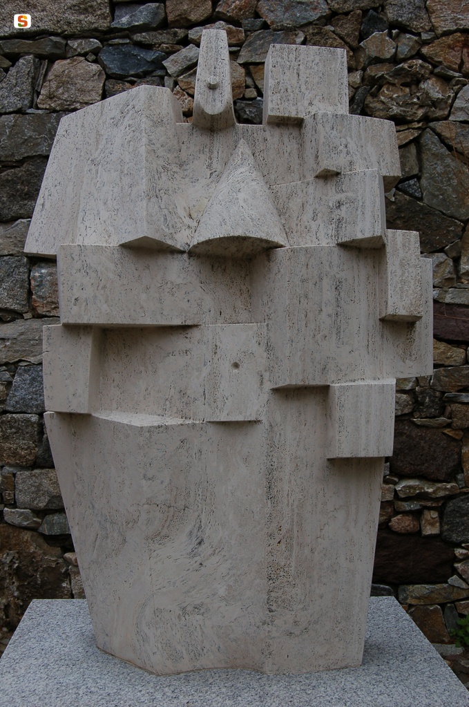 Orani, Museo Nivola: Figura maschile in travertino