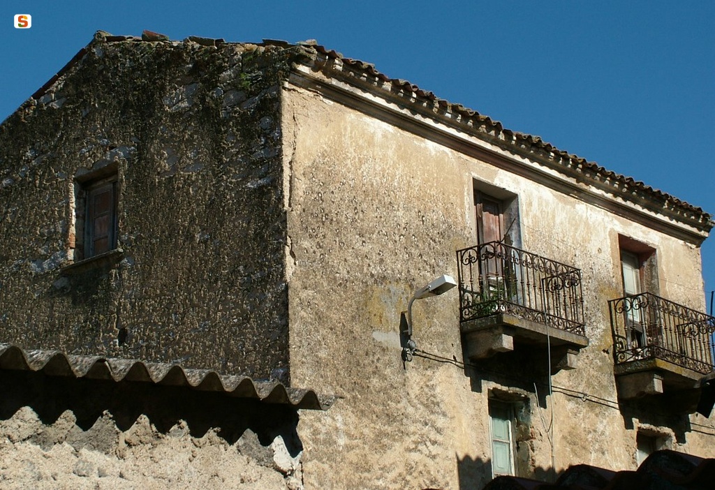 Orotelli, balconi di una vecchia abitazione