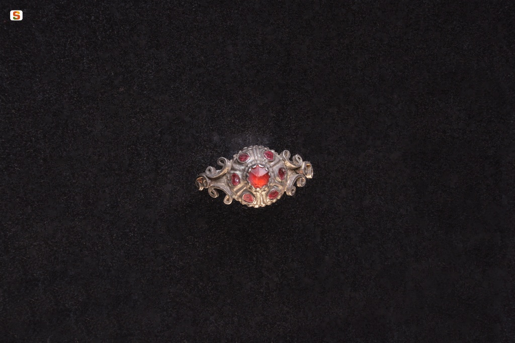 Anello in filigrana d'argento e pietre dure rosse