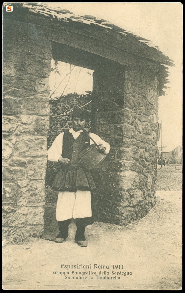 Suonatore di tamburo in abito tradizionale (fronte)