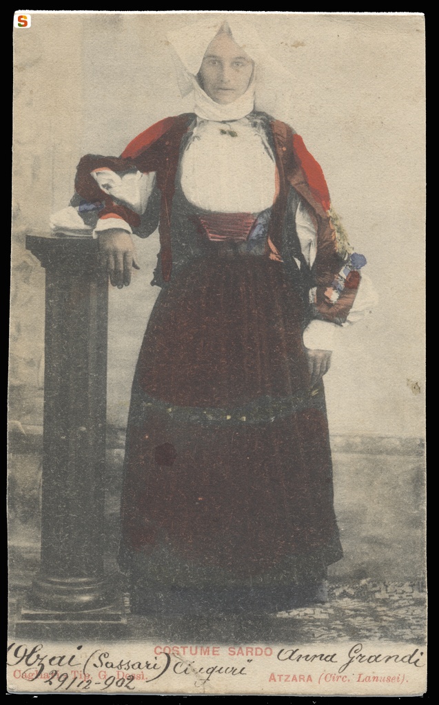 Atzara, donna posa con l'abito tradizionale (fronte)