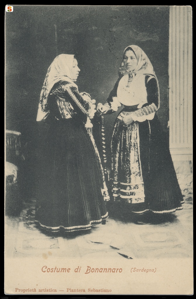 Bonnanaro, coppia di donne in abito tradizionale