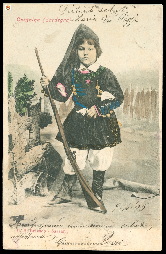 Cossoine, bambino in abito tradizionale (fronte)