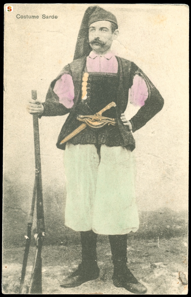 Arzana, uomo in abito tradizionale maschile con fucile