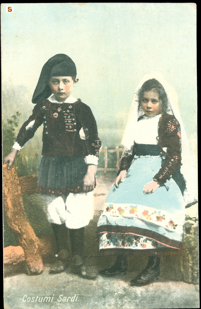 Fanciulli in abito tradizionale sardo