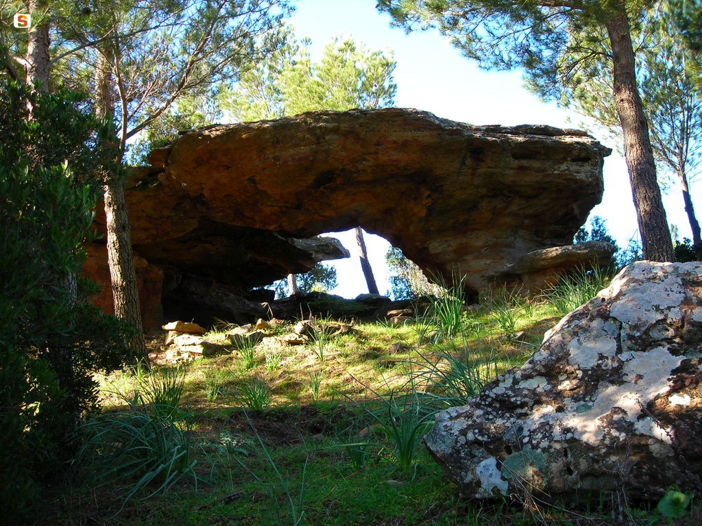 Seulo, dolmen naturale e omu 'e janas
