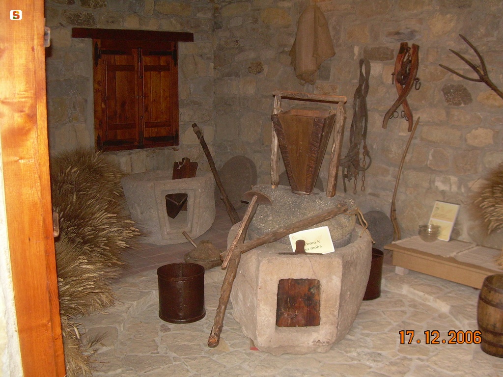 Ortacesus, museo del grano S'omu de is ainas: mola in pietra