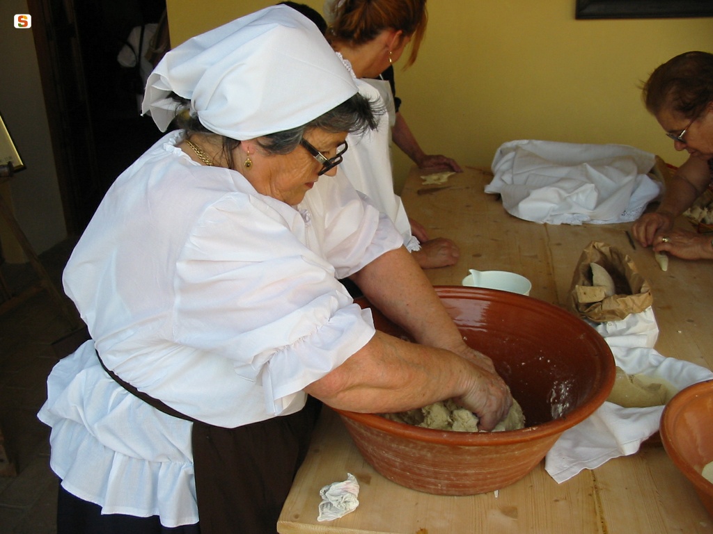 Ortacesus, museo del grano S'omu de is ainas: festa del grano, preparazione dell'impasto