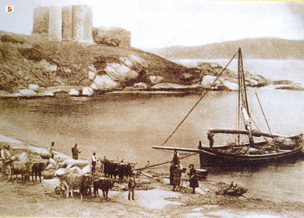 Villasimius, approdo di un'imbarcazione presso la Fortezza Vecchia