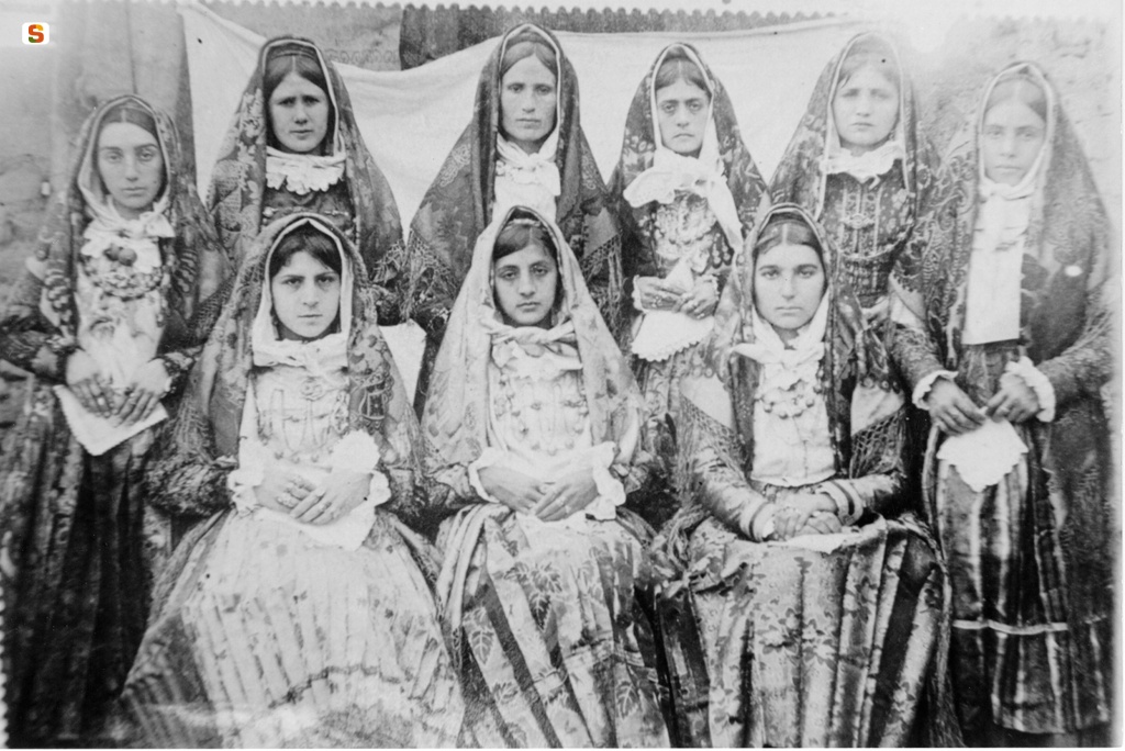 Giovani donne in abito tradizionale