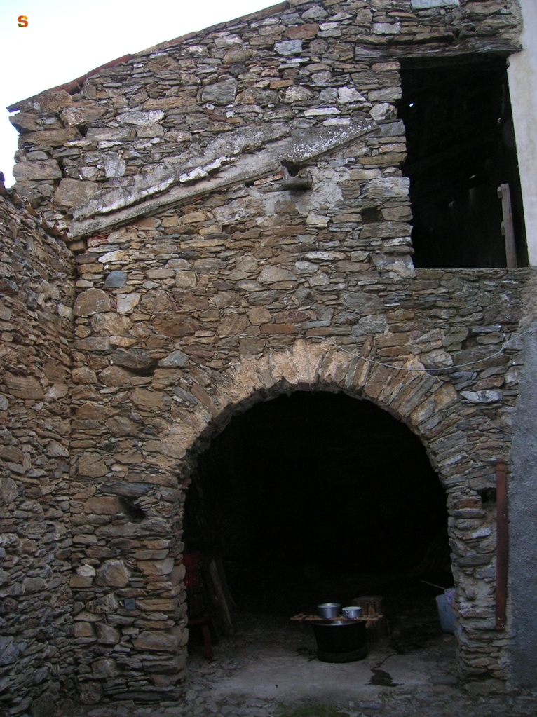 Meana Sardo, abitazione in pietra