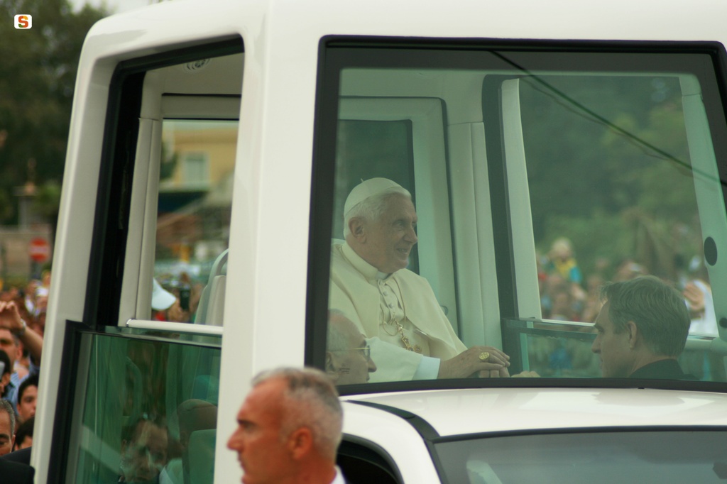 Papa Benedetto XVI arriva con la papamobile