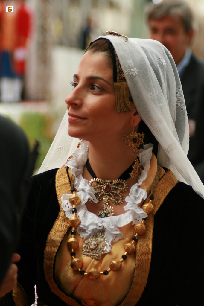 Il Papa in Sardegna: fedeli in abito tradizionale, 3