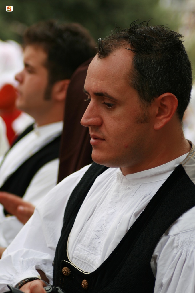 Il Papa in Sardegna: fedeli in abito tradizionale