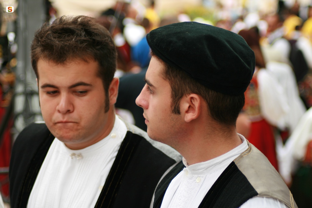 Il Papa in Sardegna: fedeli in abito tradizionale, 1