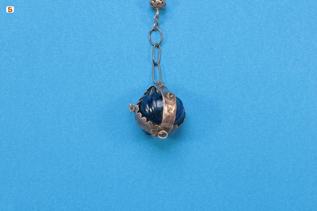 Amuleto con sfera blu (fronte)